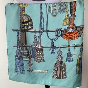 HERMÈS Le carré (square) 100%silk scarf